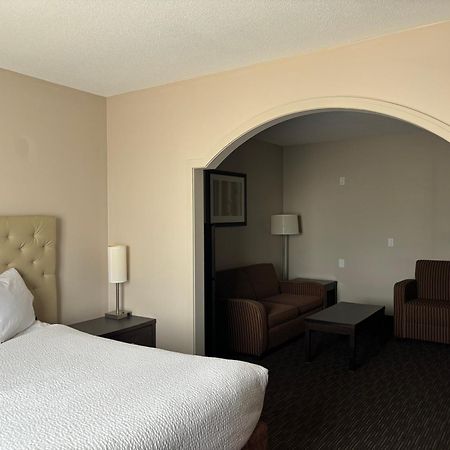 Ramada By Wyndham Estevan Exterior foto