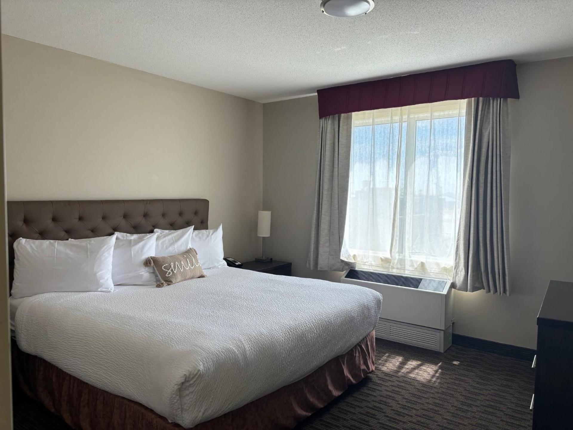 Ramada By Wyndham Estevan Exterior foto