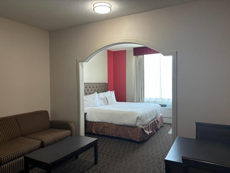 Ramada By Wyndham Estevan Exterior foto