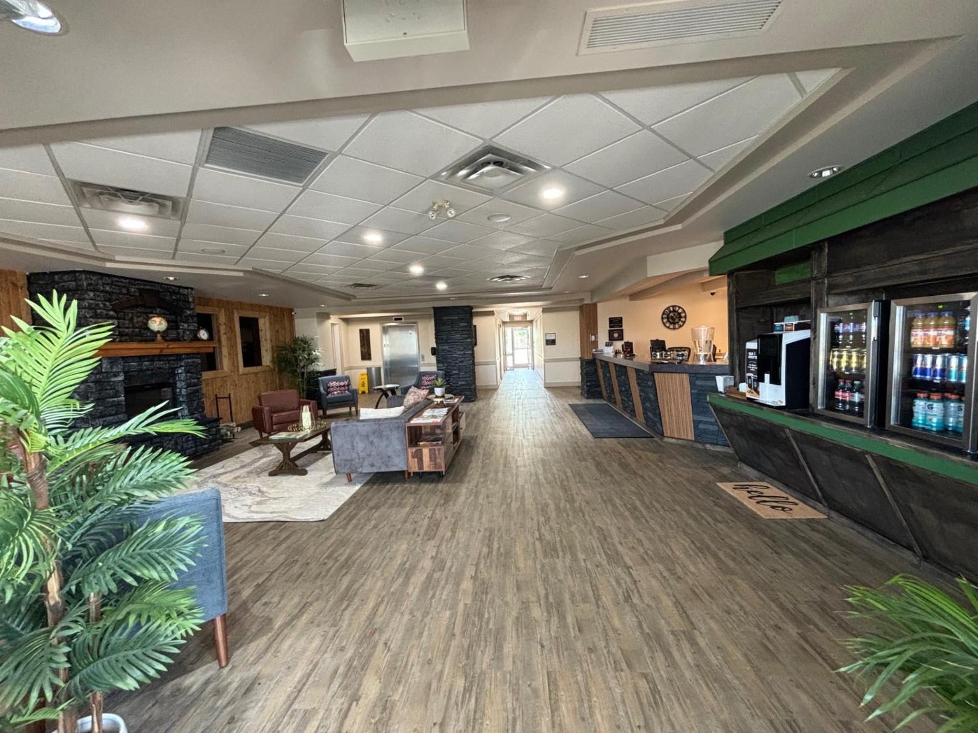 Ramada By Wyndham Estevan Exterior foto