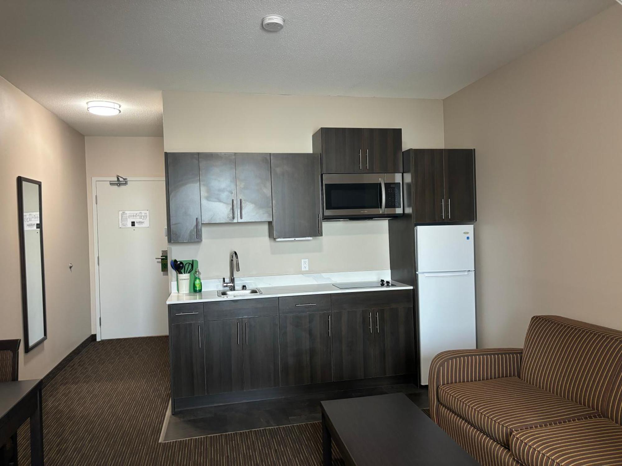 Ramada By Wyndham Estevan Exterior foto