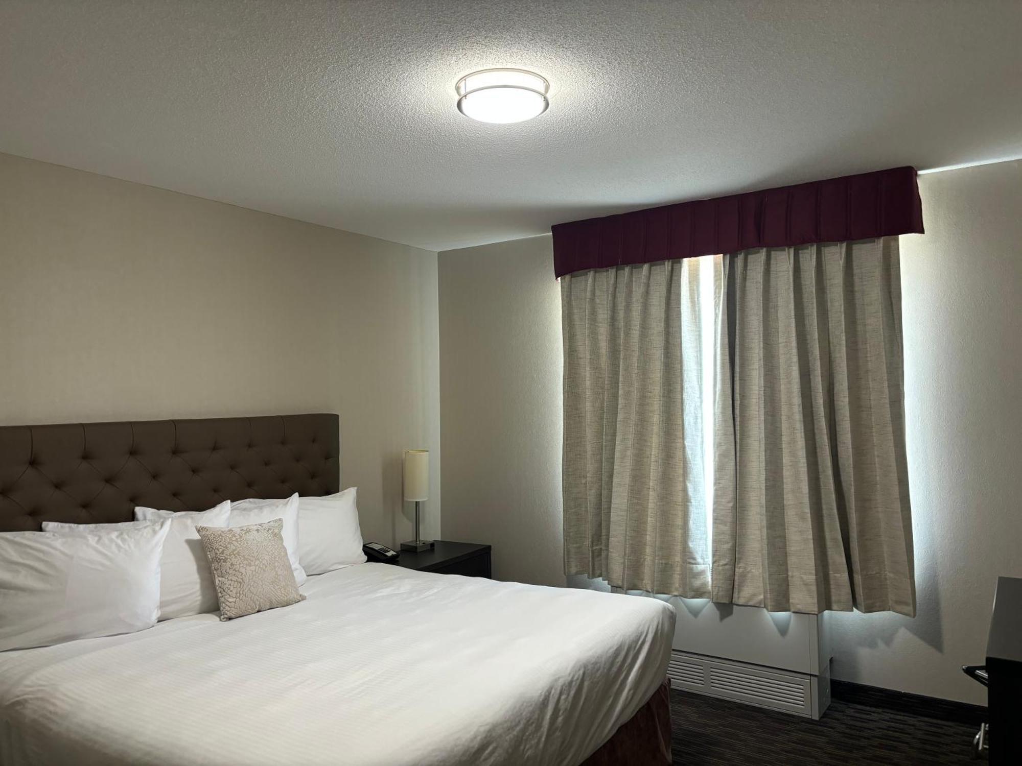 Ramada By Wyndham Estevan Exterior foto