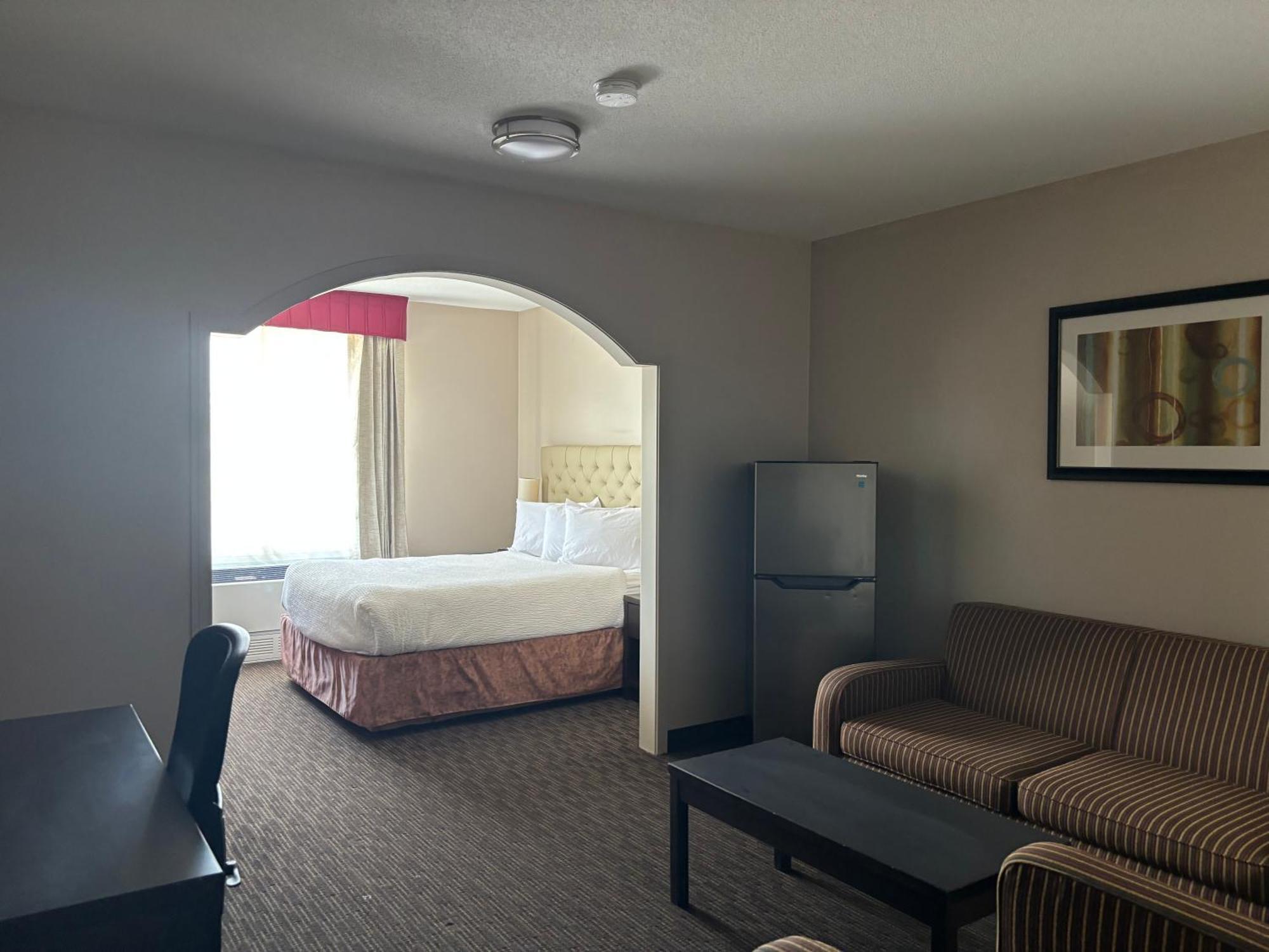 Ramada By Wyndham Estevan Exterior foto